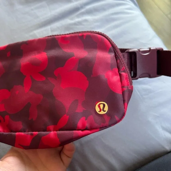 Lululemon Everywhere Belt Bag Lunar New Year 1L - Picture 4 of 5